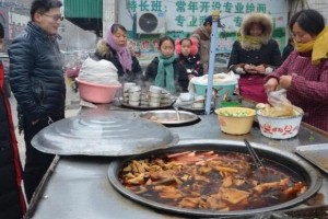 大妈校门口做奢华卷饼孩子吃完一张还想要家长家里啥条件啊 大妈校门口做奢华卷饼孩子吃完一张还想要家长家里啥条件啊