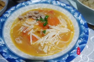 数九寒冬来一大锅金针菇西红柿肥羊酸酸的暖暖的鲜香又甘旨 数九寒冬来一大锅金针菇西红柿肥羊酸酸的暖暖的鲜香又甘旨