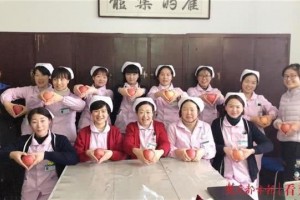患者离世后家族给医护送来两箱苹果 患者离世后家族给医护送来两箱苹果