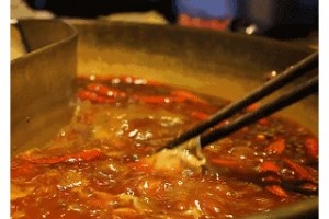 杭州姑娘吃完火锅后跑到卫生间狂吐鲜血医师正告这么吃或许会得癌 杭州姑娘吃完火锅后跑到卫生间狂吐鲜血医师正告这么吃或许会得癌