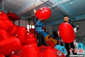 西安50余名智残儿童坚持手扎灯笼织造创业乐章 西安50余名智残儿童坚持手扎灯笼织造创业乐章