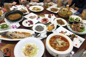 老公聚餐12个人点了14道菜朋友10天薪酬没了