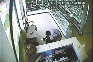 救人命压断肋骨反遭索赔两年后的判定为好人提气 救人命压断肋骨反遭索赔两年后的判定为好人提气
