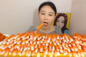 大胃王吃300根蟹棒身旁助理戳穿了她网友吃不起还装 大胃王吃300根蟹棒身旁助理戳穿了她网友吃不起还装