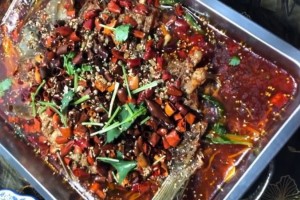 麻辣烤鱼配以全能的火锅底料和豆瓣酱四川人从年初吃到年尾 麻辣烤鱼配以全能的火锅底料和豆瓣酱四川人从年初吃到年尾