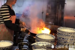 夫妻街头卖大碗小吃25元一份重量足门客吃完直打饱嗝
