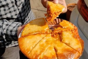 印度街头山寨披萨面饼中塞入重口味配料咖喱味十足 印度街头山寨披萨面饼中塞入重口味配料咖喱味十足