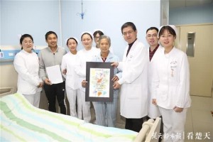 白叟病重子女不离不弃精心照料医务人员也被感动了 白叟病重子女不离不弃精心照料医务人员也被感动了