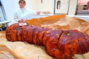 意大利街头美食烤乳猪皮脆肉嫩一刀爆汁一年只烤500份 意大利街头美食烤乳猪皮脆肉嫩一刀爆汁一年只烤500份