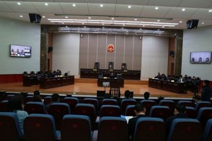 邵阳一男人留两孩子在车里强行带女子到宾馆发作性关系 邵阳一男人留两孩子在车里强行带女子到宾馆发作性关系