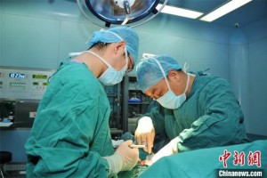 5岁半女孩患稀有遗传病母亲捐肝救女 5岁半女孩患稀有遗传病母亲捐肝救女