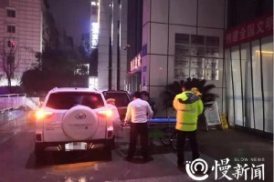 孕妈妈高速路上产子民警紧迫护卫就医