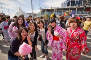 2米长的章鱼触须拿来做刺身吸盘如硬币相同大日本人好敢吃 2米长的章鱼触须拿来做刺身吸盘如硬币相同大日本人好敢吃