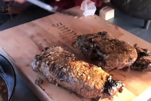 才智下真实的炭火烧烤直接把食材放在炭火上烤出来你敢吃吗 才智下真实的炭火烧烤直接把食材放在炭火上烤出来你敢吃吗