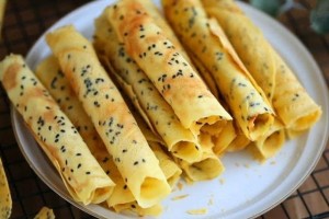 孩子最爱吃的芝麻蛋卷平底锅就能做口感松脆出锅女儿吃美了