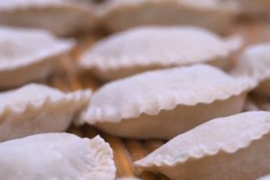 日本大胃王应战300颗煎饺往嘴巴里边塞看着就很过瘾 日本大胃王应战300颗煎饺往嘴巴里边塞看着就很过瘾