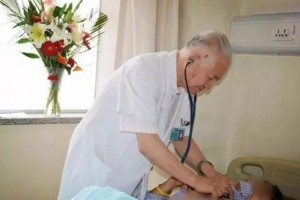 87岁老院长笑着完毕最终一次门诊医师我还没干够 87岁老院长笑着完毕最终一次门诊医师我还没干够