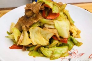 炒圆白菜时不要急着下锅多加1步甘旨下饭汤汁都不剩