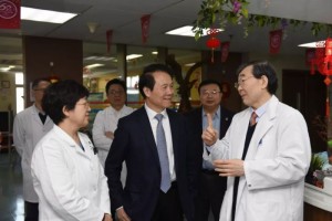 年近了声声问好句句关心北大医学部领导看望慰劳一线医务人员暖心