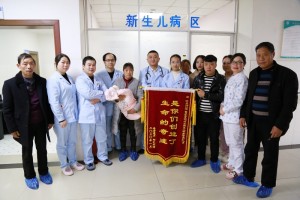 性命相托呵护74天出世仅2斤重的28周早产儿恢复出院诠释生命奇观