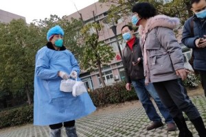 看望武汉金银潭医院住院部24小时值勤操控疫情