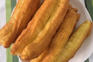 自从学会炸油条早餐再也不去路边摊了金黄酥脆做法还简略 自从学会炸油条早餐再也不去路边摊了金黄酥脆做法还简略