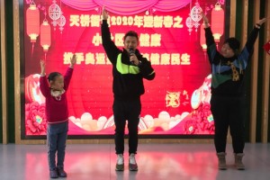 陈一冰来啦给天桥居民带来健身好方法