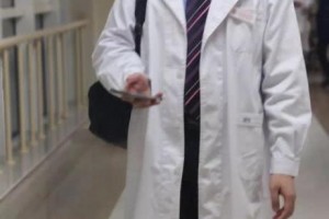 那个被刀砍伤的医师又开端看病了 那个被刀砍伤的医师又开端看病了