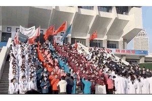 现场医护人员团体喊出这句话让人泪目 现场医护人员团体喊出这句话让人泪目
