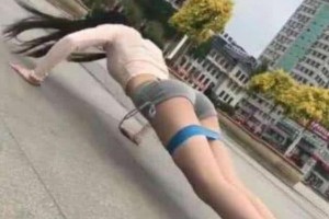 女生广场做俯卧撑大腿绑绳姿态规范关注点却跑偏她冷吗 女生广场做俯卧撑大腿绑绳姿态规范关注点却跑偏她冷吗