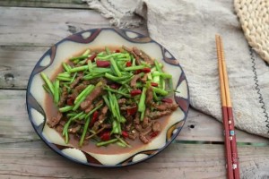 牛肉别只会做牛排吃配上这菜一同炒幽香可口太合适春天了 牛肉别只会做牛排吃配上这菜一同炒幽香可口太合适春天了
