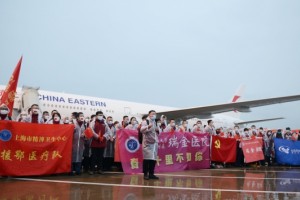 欢迎回家上海援助湖北医疗队700多人先后抵达虹桥机场 欢迎回家上海援助湖北医疗队700多人先后抵达虹桥机场