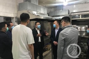 渝中区拉网式查看51所中小学校食堂开学复课后严格执行校领导陪餐制