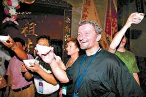 最固执面馆吃一碗面免费还倒贴一千块老外底子吃不完